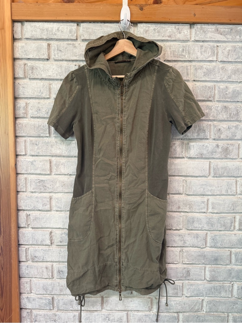 Wearable Olive Green Hooded Zip Front Short Sleeve Dress